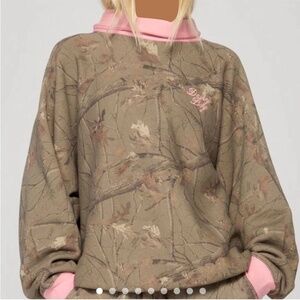 Dairy Boy Diana Rollneck Sweatshirt Camo and pink XS